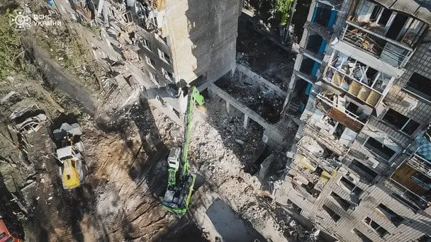 З-під завалів на Солом'янці деблокують все нових і нових загиблих: кількість жертв росте