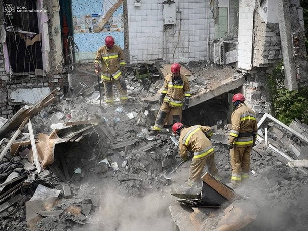 У Миколаєві після російської атаки з-під завалів дістали тіло жінки