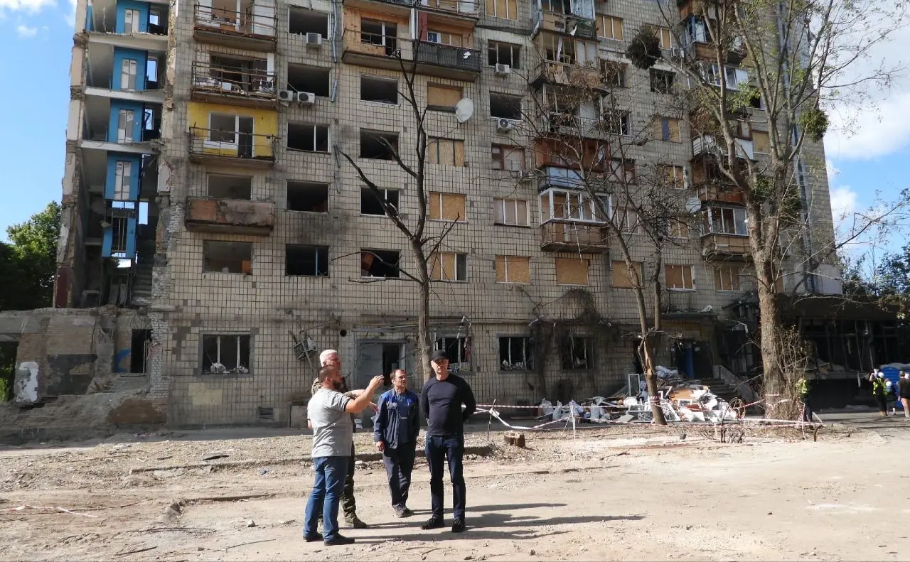 У Солом’янському районі перевірили стан пошкоджених під час російського обстрілу будинків