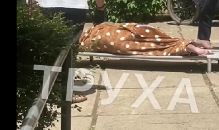 У поліції розповіли деталі про смерть у підʼїзді в Чернівцях: померлій 61 рік