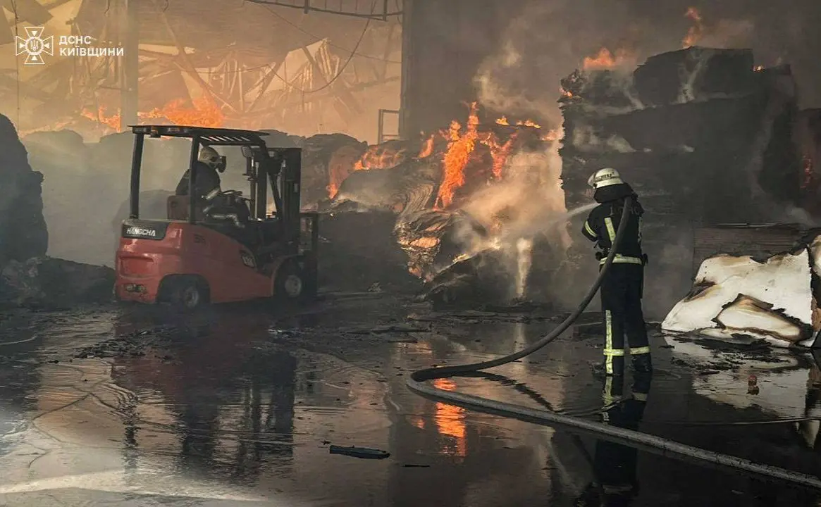 Понад добу тривала ліквідація масштабної пожежі на Київщині, спричиненої російською атакою