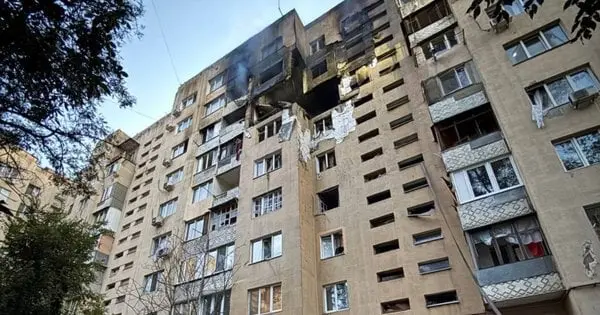 В Одесі дрон влучив у житлову багатоповерхівку, є постраждалі (фото, відео)
