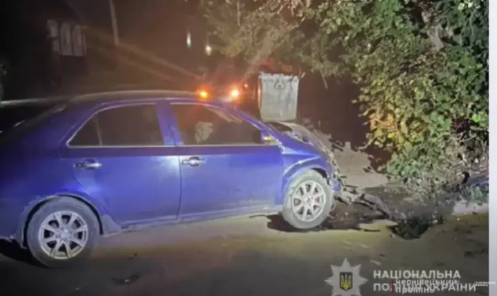 Аварія в Чернівцях: зіткнення з деревом та постраждалі