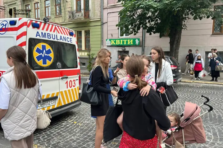 Біля Свято-Духівського собору у Чернівцях відбувається сутичка