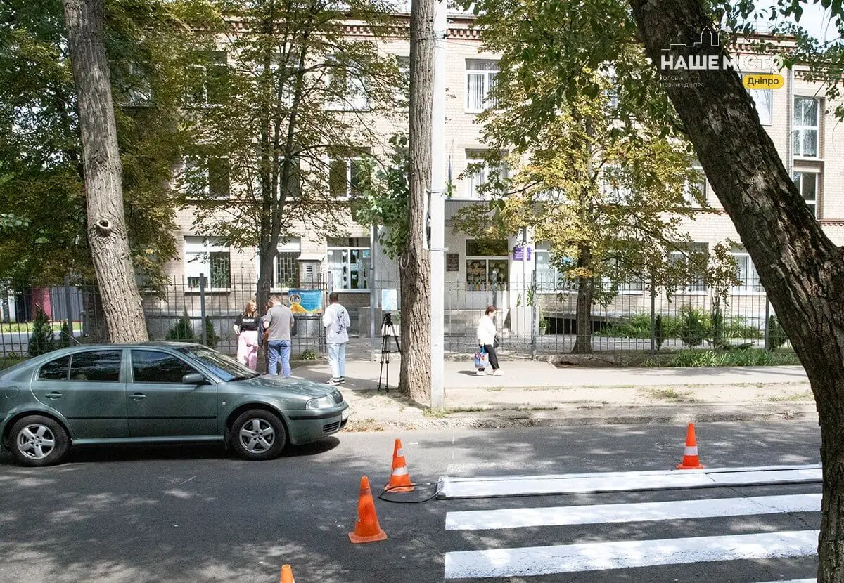 У Дніпрі оновлюють пішохідні переходи біля шкіл