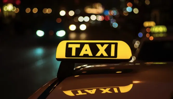 За відмову везти сімох пасажирів, жінка віддгамселила таксиста у Тернополі