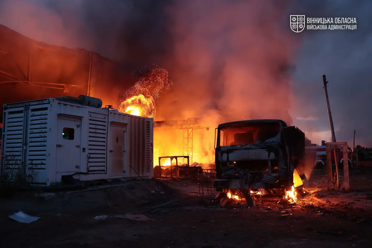 Після нічної атаки дронів усі пожежі на Вінниччині ліквідовано, триває розбір завалів