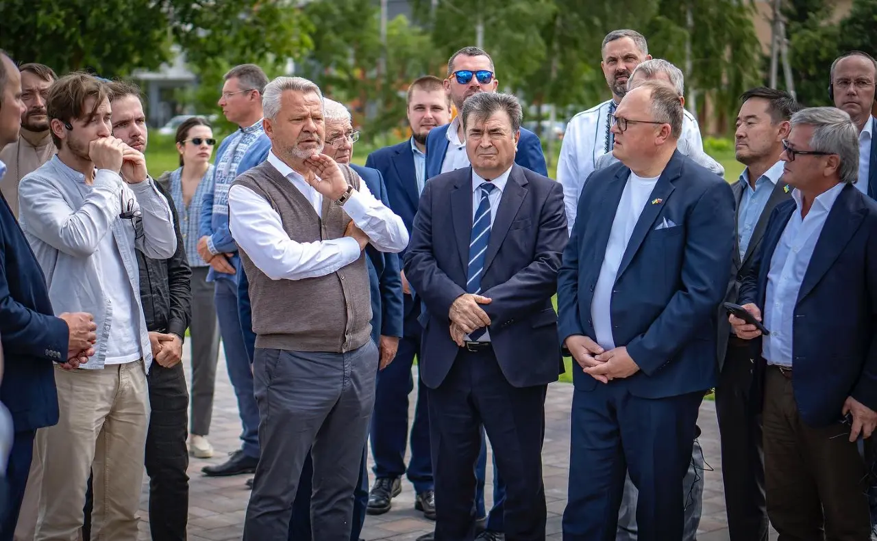 Іноземні дипломати відвідали Бучу: вшанували загиблих і висловили підтримку Україні