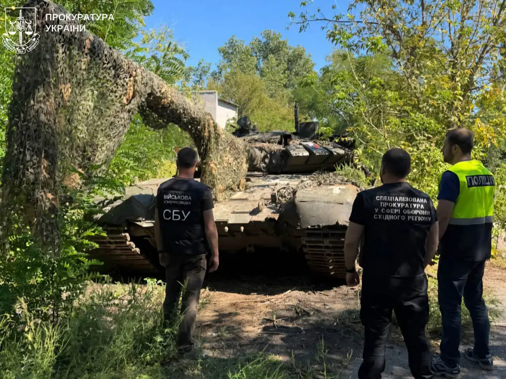 Спецпрокуратура передала військовим два російських танки, які вилучили харківські правоохоронці