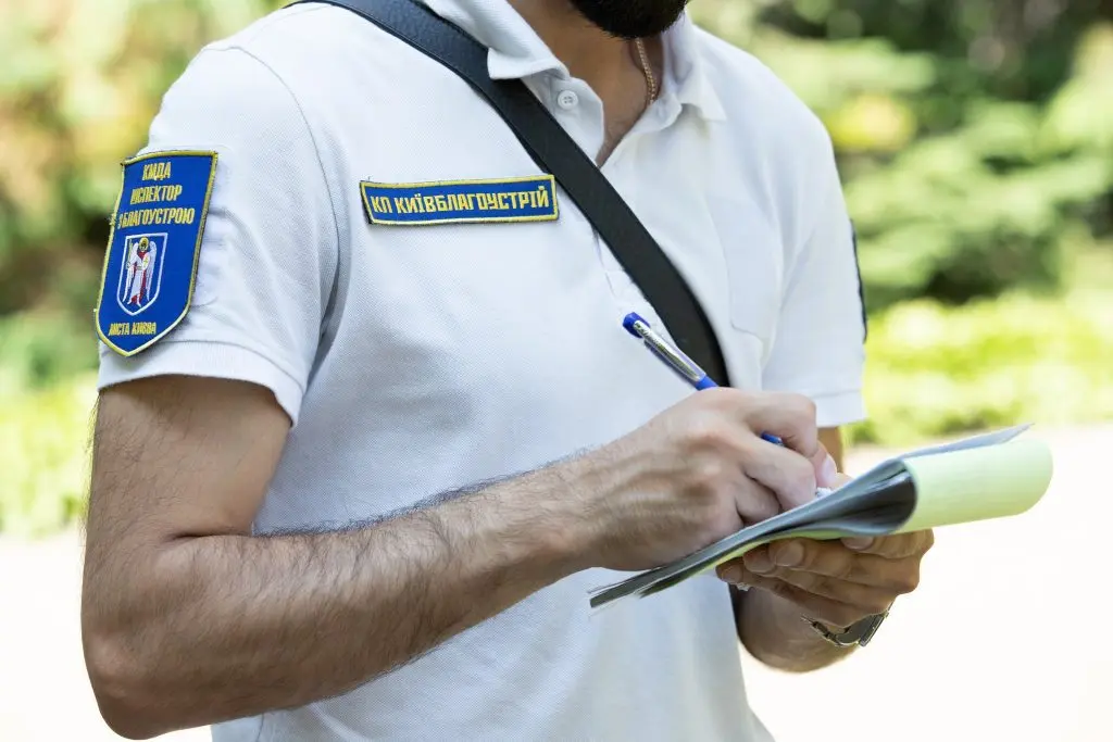 «Київблагоустрій» рапортує про демонтаж елементів незаконного будівництва на фасаді історичної будівлі на вул. Князів Острозьких