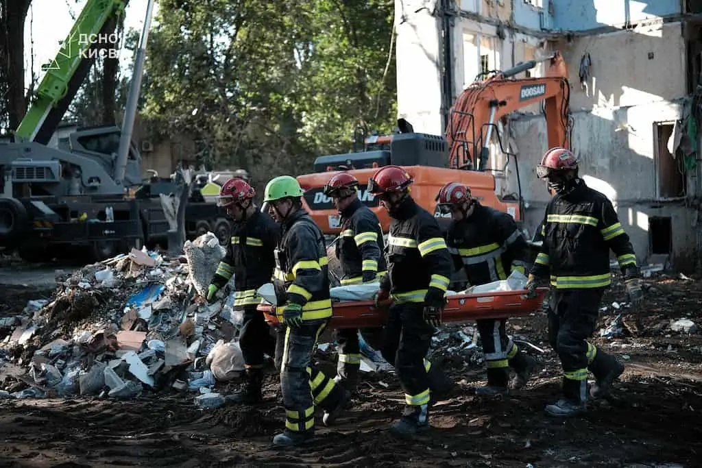 Війна, день 1254: жертвами російського терору в Києві стало 28 осіб, пошуки тривають