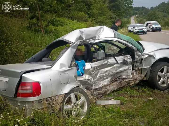 Моторошна ДТП поблизу Сторожинця. Тіло загиблого хлопчика вирізали з авто рятувальники