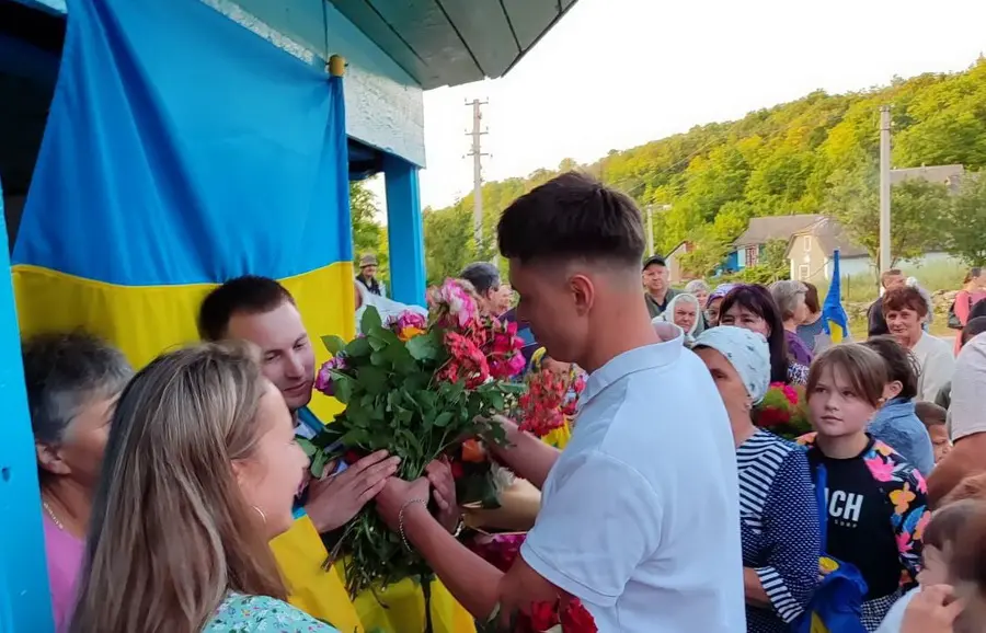 Усім селом на Вінниччині з прапорами зустріли молодого воїна, який повернувся додому з російського полону
