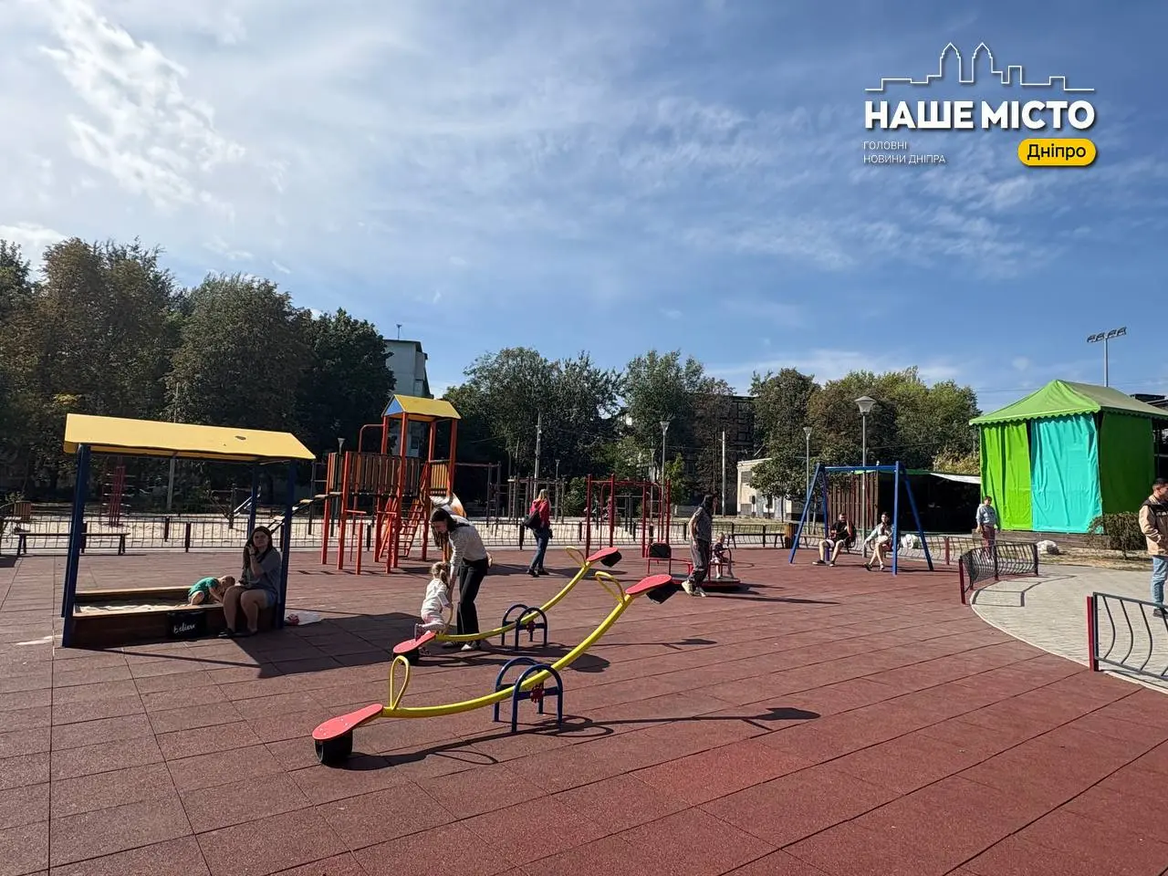 У Дніпрі триває оновлення спортивних та дитячих майданчиків у різних районах міста