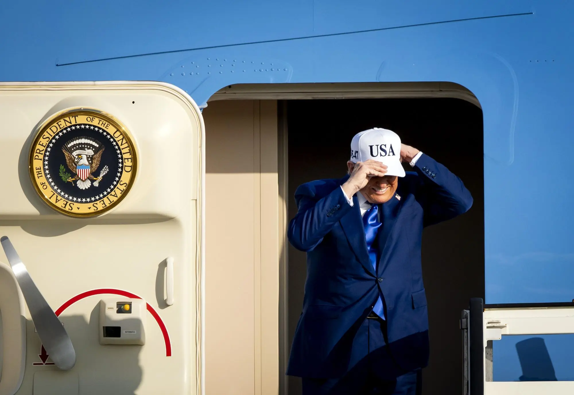 Bloomberg: Самолет Трампа едва не столкнулся с пассажирским рейсом на пути в Британию