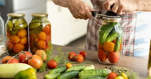 Просто зіпсуєте заготівлі: які продукти не варто консервувати