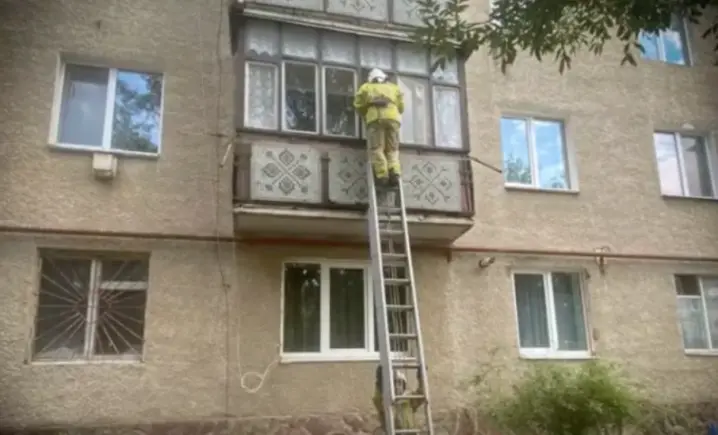 Буковинку, яка не могла відчинити квартиру визволяли рятувальники