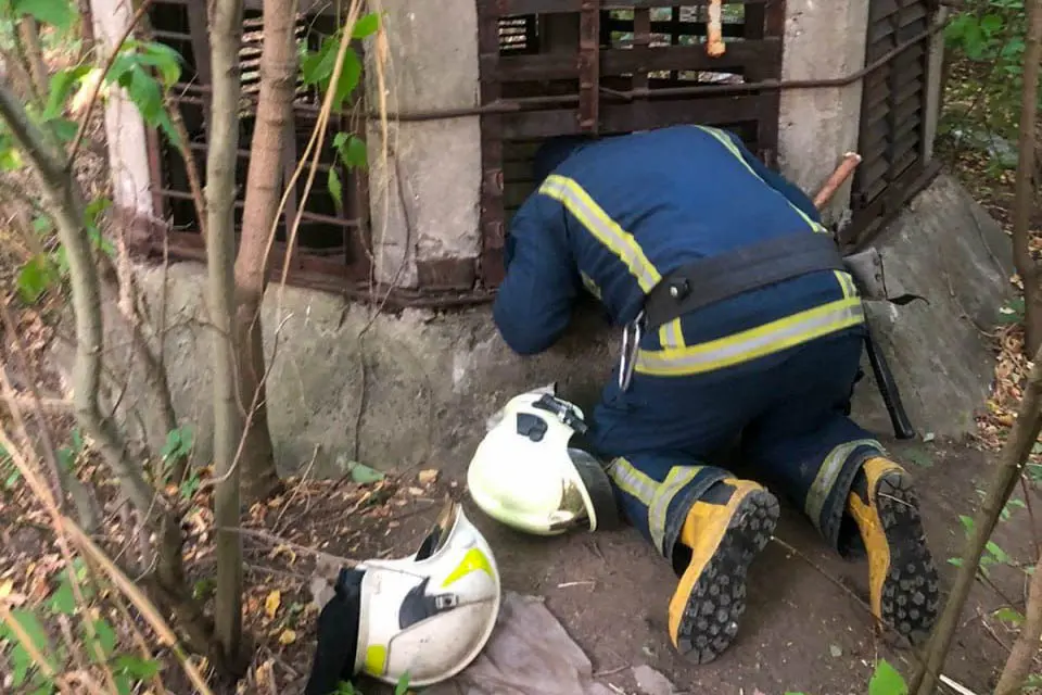ДСНСники врятували трьох хлопців з вентиляційної шахти у Харкові (відео, фото)
