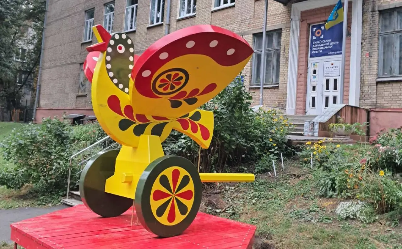 Біля столичного музею іграшки встановили «Яворівську пташку»