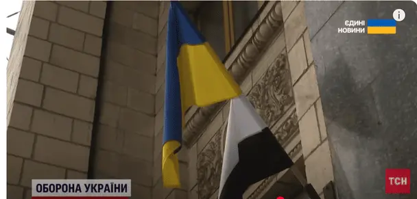 В Україні піднімають біло-чорні прапори: що це означає
