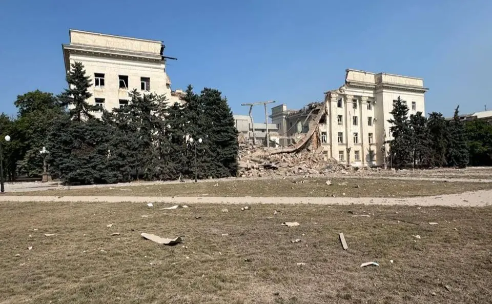 Російська армія повторним ударом зруйнувала будівлю Херсонської облради: Зеленський відреагував на обстріл