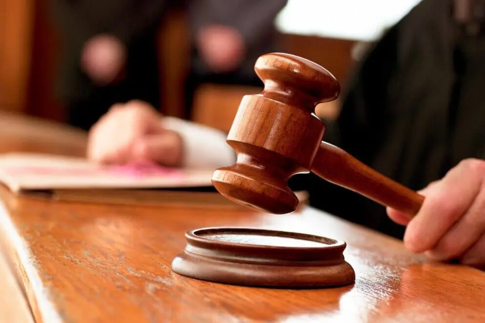 Матір відомого блогера Лачена підозрюють у держзраді: суд зобов’язав відкрити справу