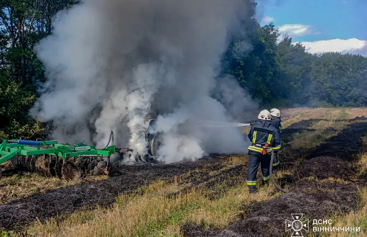 У полі на Вінниччині загорівся трактор