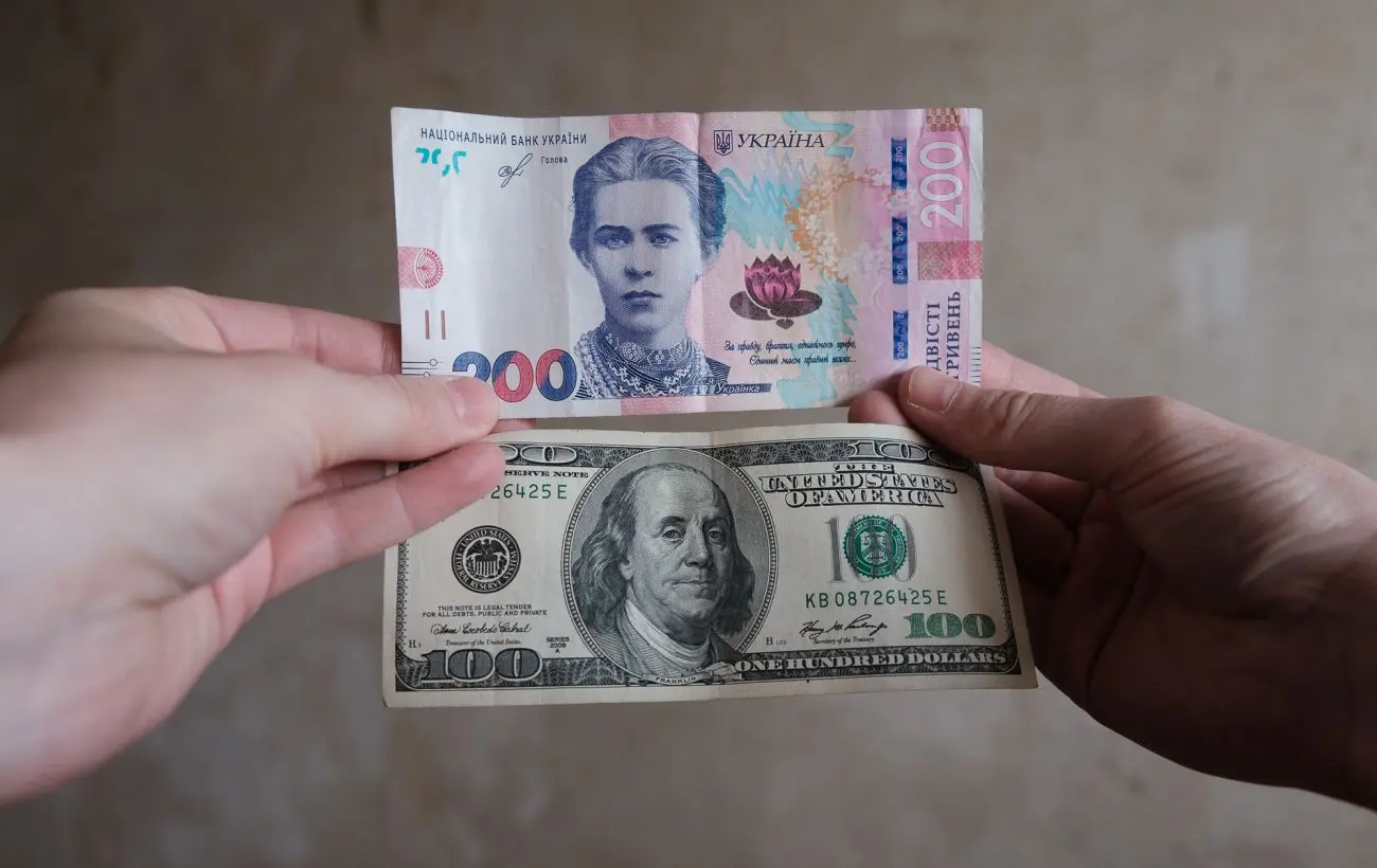 НБУ різко знизив курс долара на останній день вересня