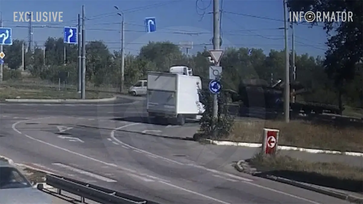 Відео моменту ДТП: на кільці на Запорізькому шосе з вантажівки на дорогу випав і перекинувся екскаватор