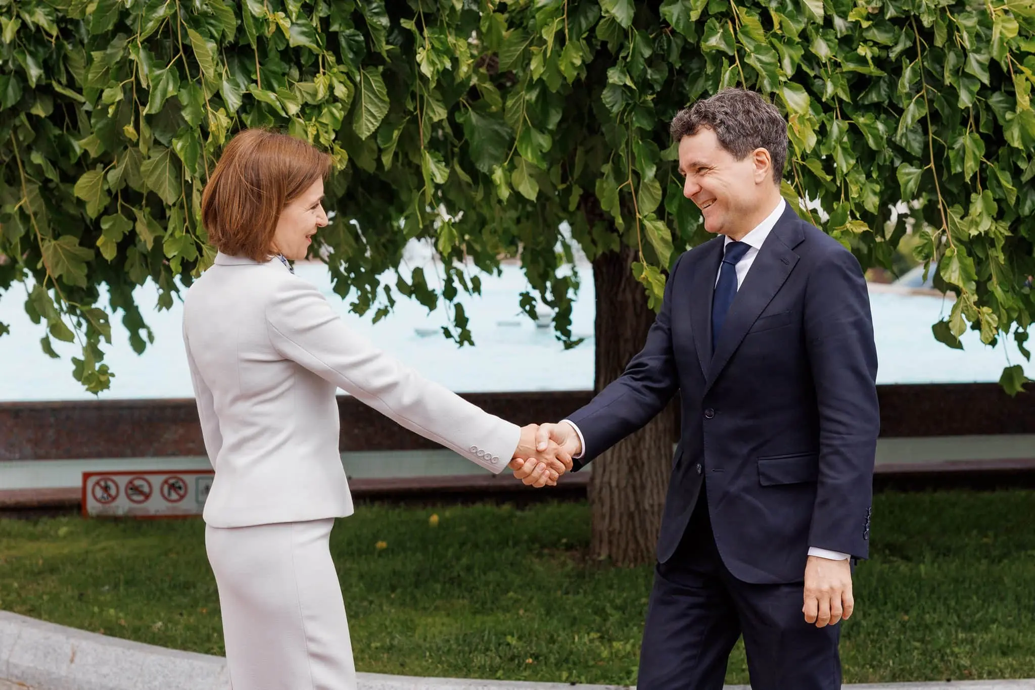 Президент Румунії у Молдові розповів про "душевні" відносини між країнами