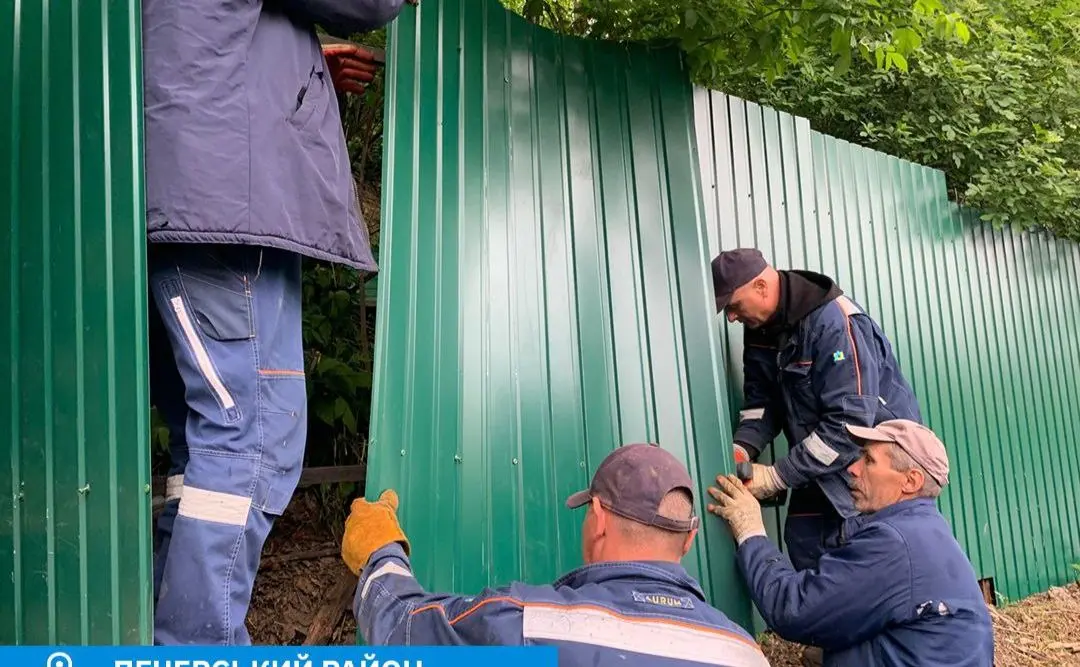Комунальники демонтували незаконну огорожу біля історичної будівлі на Печерську