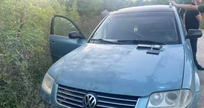 На Буковині затримали чоловіка, який за 4600 доларів незаконно переправляв двох чоловіків через кордон