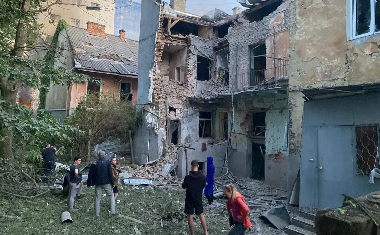 Пошкоджені будинки та знеструмлені тролейбуси: наслідки нічної атаки на Львів
