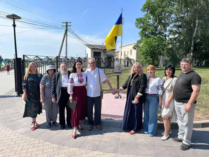 У Чернівцях відкрили перший в Україні пам’ятний знак “Червона калина”