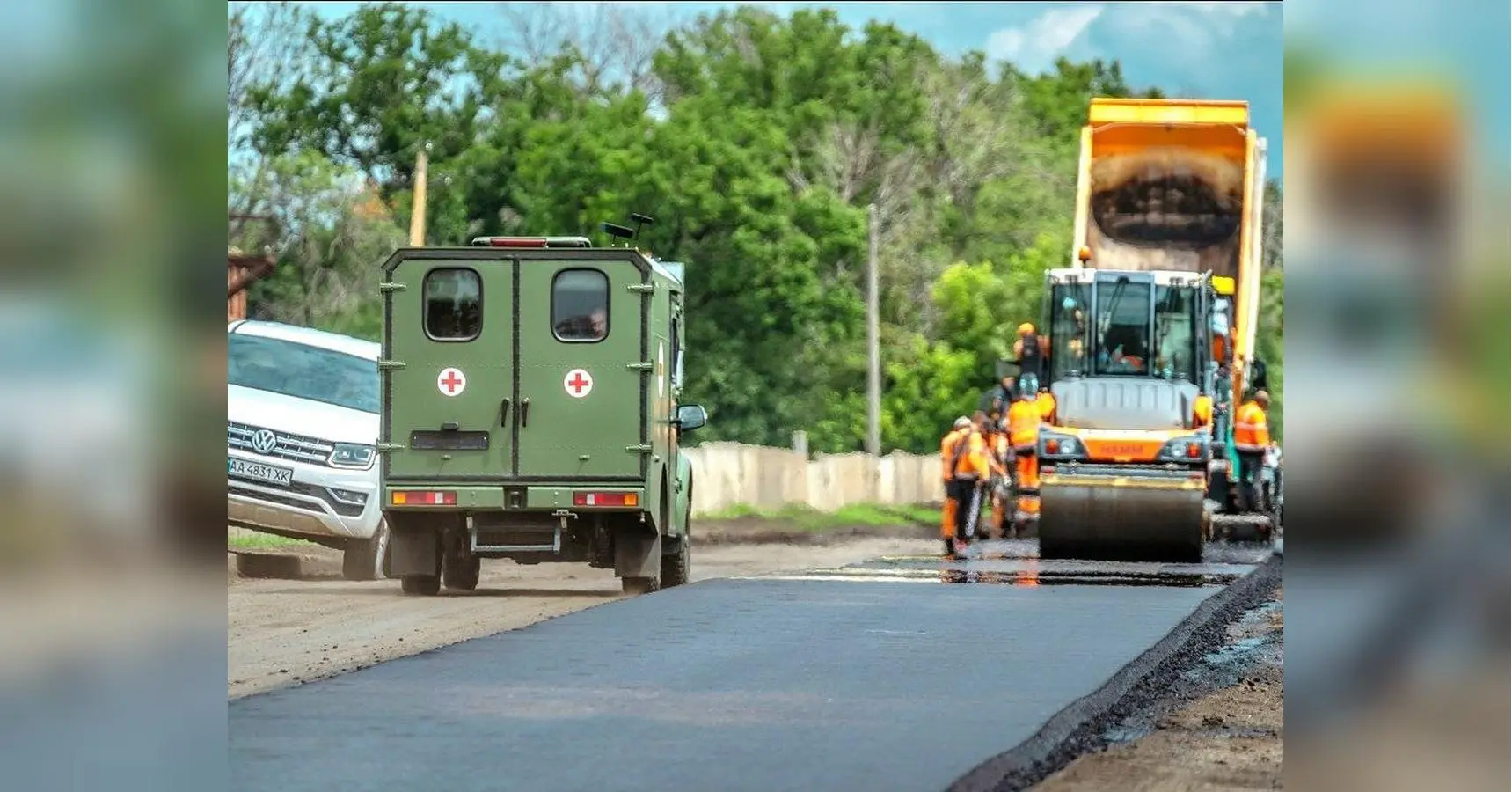 Вижити тут можна лише на максимальній швидкості: в Autostrada відновлюють прифронтові дороги Харківщини під прицілом ворога