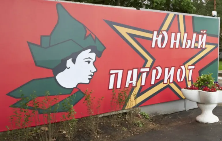 РФ утримує викрадених українських дітей у понад 200 таборах для «перевиховання» — звіт