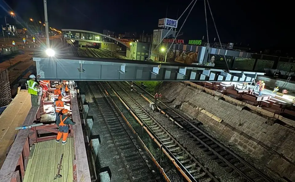 «Київавтодор» показав роботу на шляхопроводі біля метро «Дарниця»