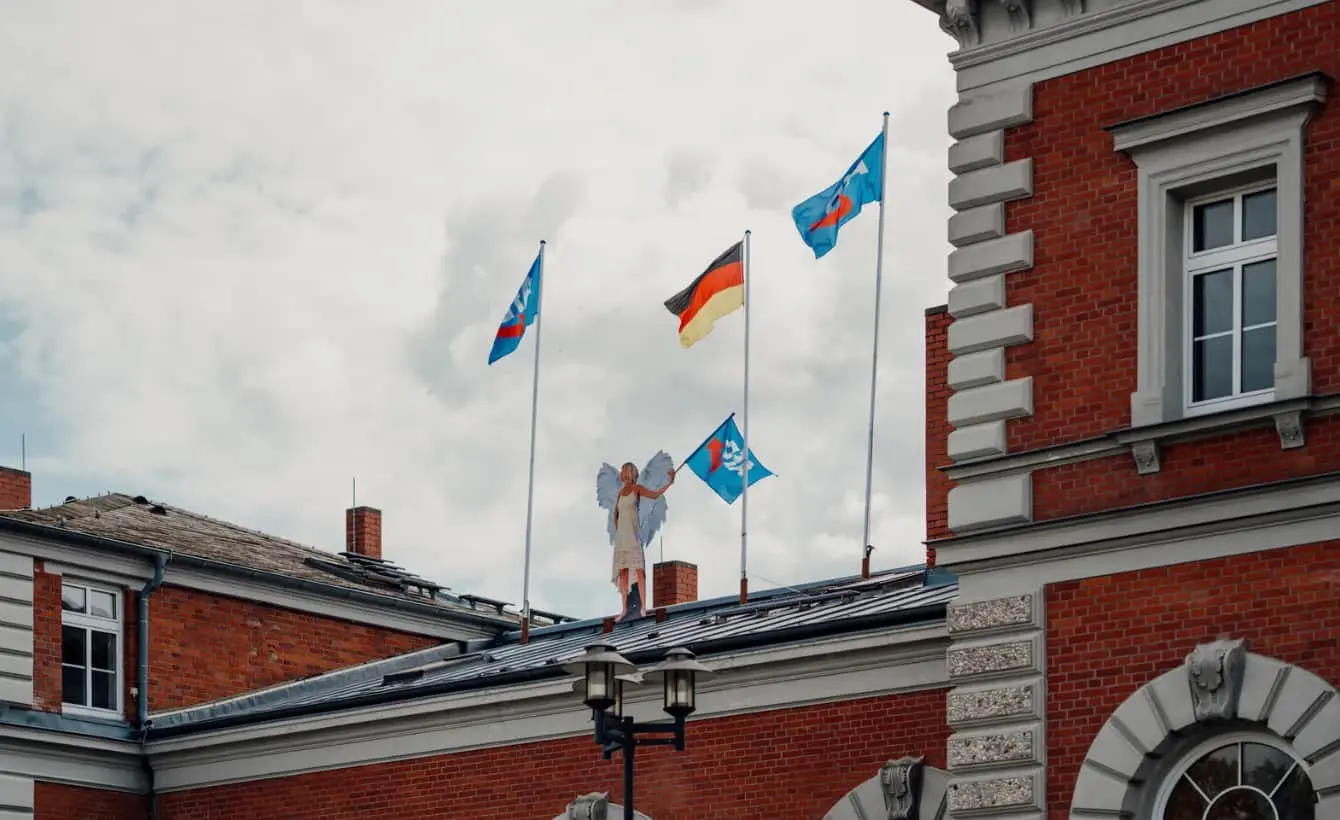 У німецькому містечку не можуть нічого вдіяти з символікою "АдН" на вокзалі