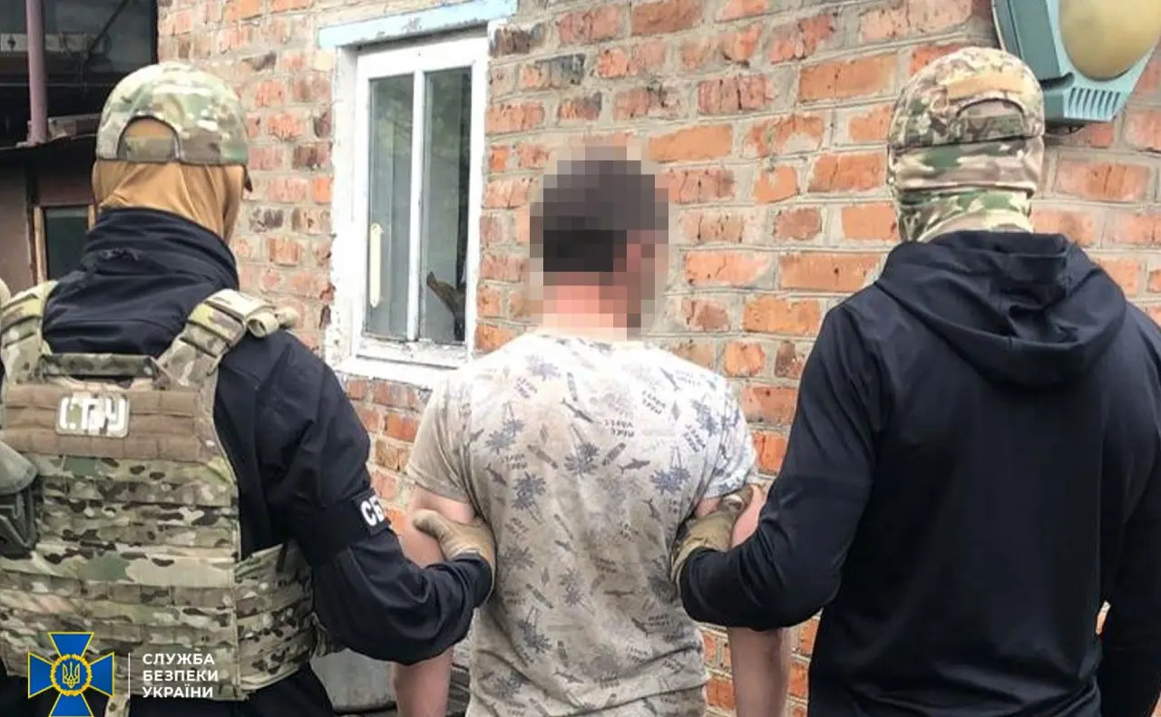З біноклем на даху: на Хмельниччині викрили зрадника, який шпигував за літаками ЗСУ