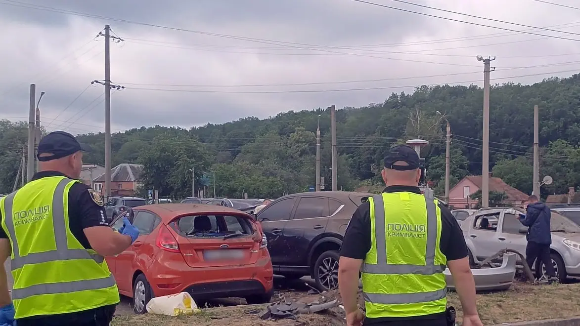 В Полтаве Tesla влетела в стоянку: повредила семь машин и ранила пятерых человек – видео