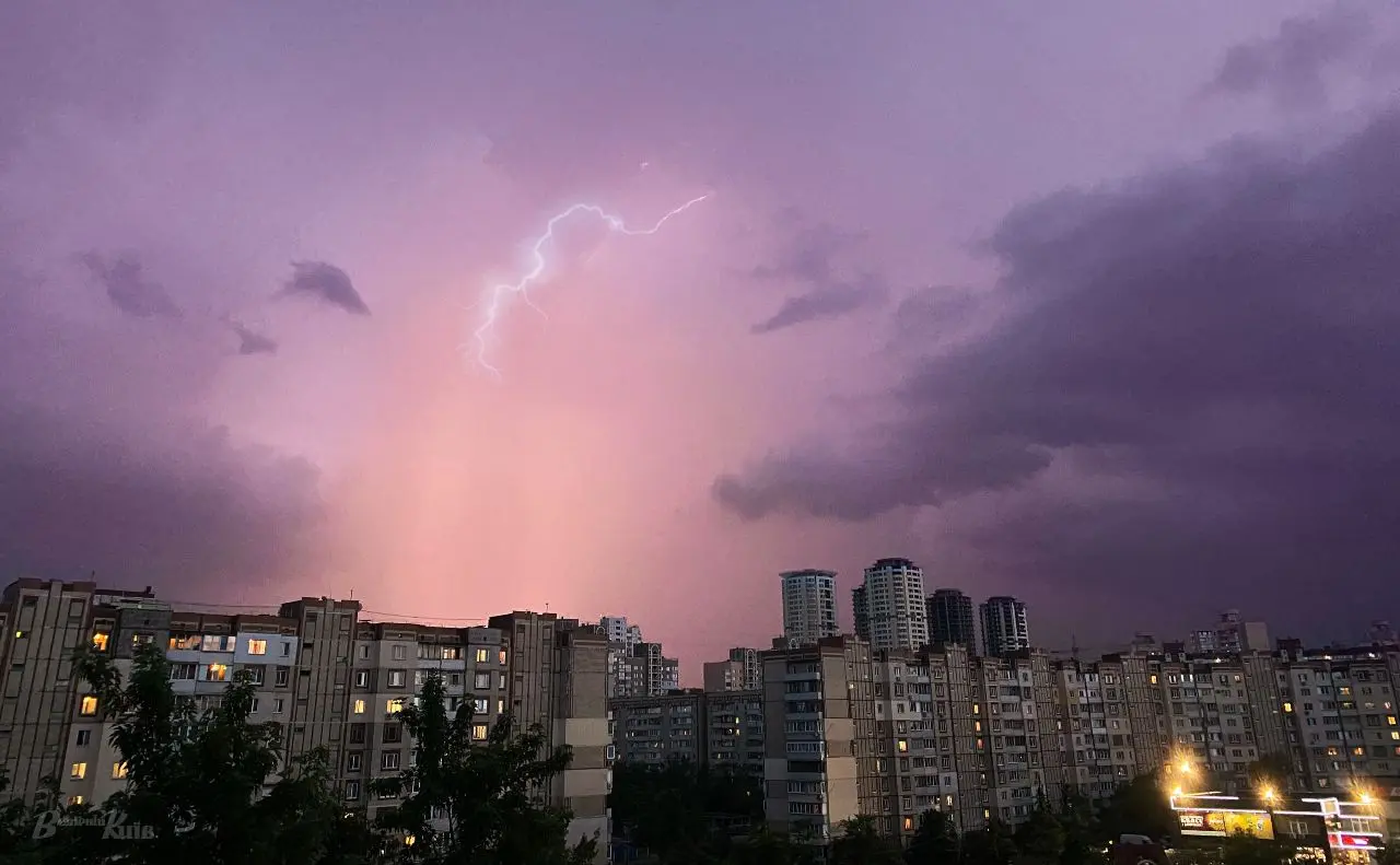 На Київ суне гроза з градом і шквальним вітром