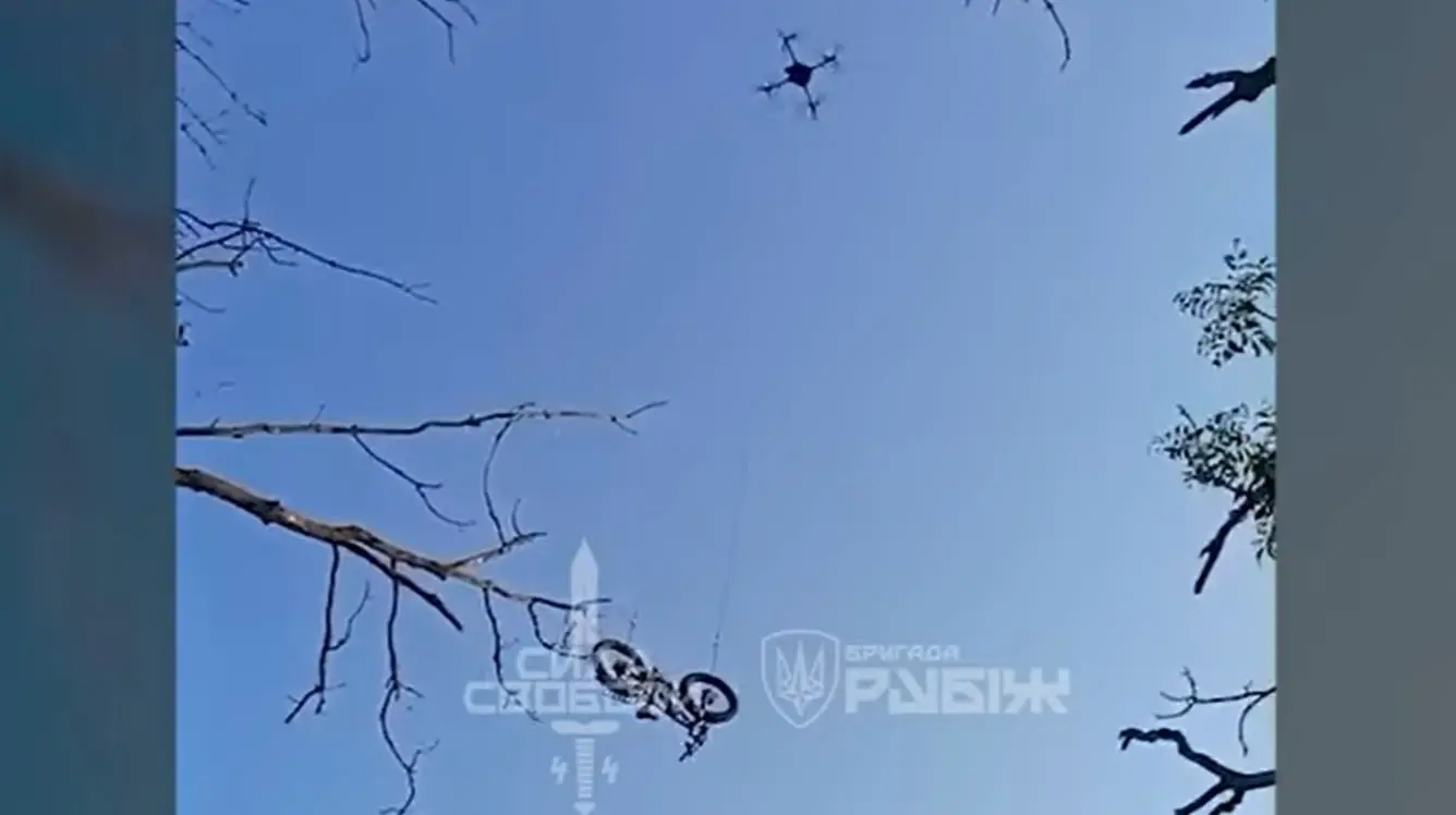  Дрон бригади "Рубіж" доставив пораненому бійцю 40-кілограмовий електробайк для евакуації