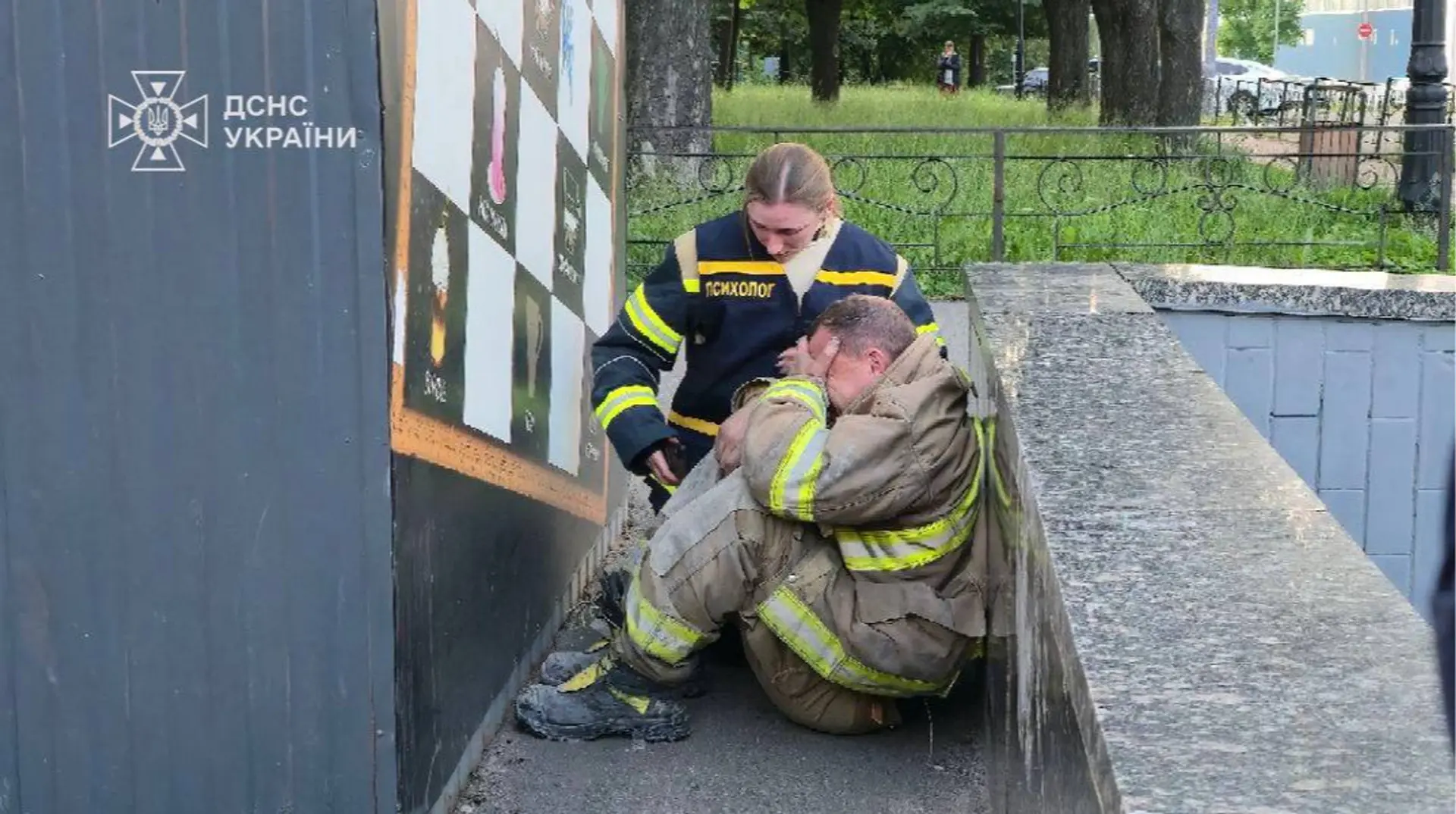 Переломи кінцівок і травми голови: що відомо про стан поранених рятувальників після атаки на Київ