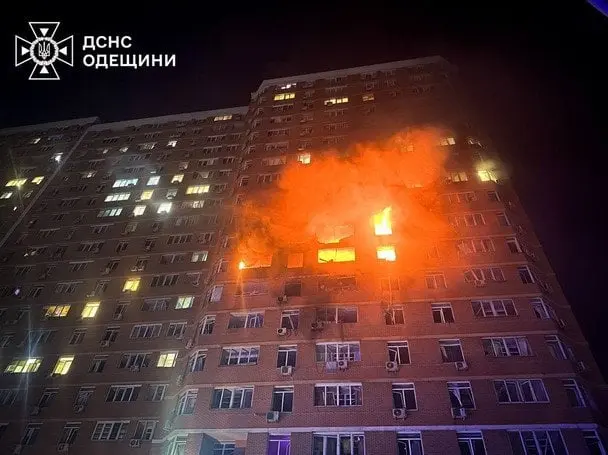 Росія вдарила по 21-поверховому будинку в Одесі: люди були заблокованими в квартирах (фото)