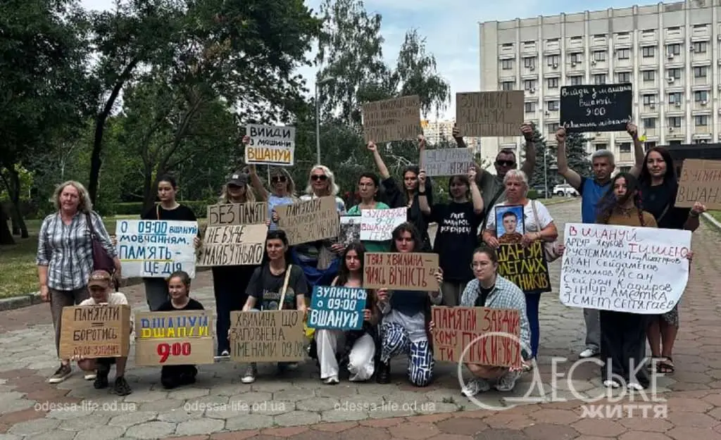 В Одесі активісти зупиняють рух, нагадуючи про хвилину мовчання серед міського шуму (фоторепортаж)