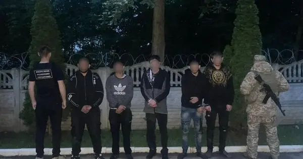 На Закарпатті затримали підлітка, який вів через кордон чотирьох ухилянтів