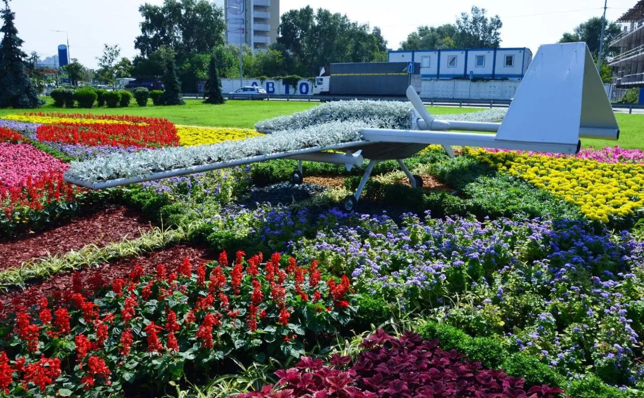 У Києві створили квітковий майданчик з автівкою на підтримку