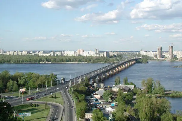Повітряна тривога застала на мосту: куди бігти і що не можна робити - поради фахівця з виживання