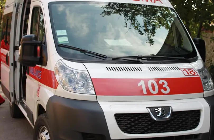 Медиків “швидкої” побили палицею на Харківщині, при цьому вони врятували жінку