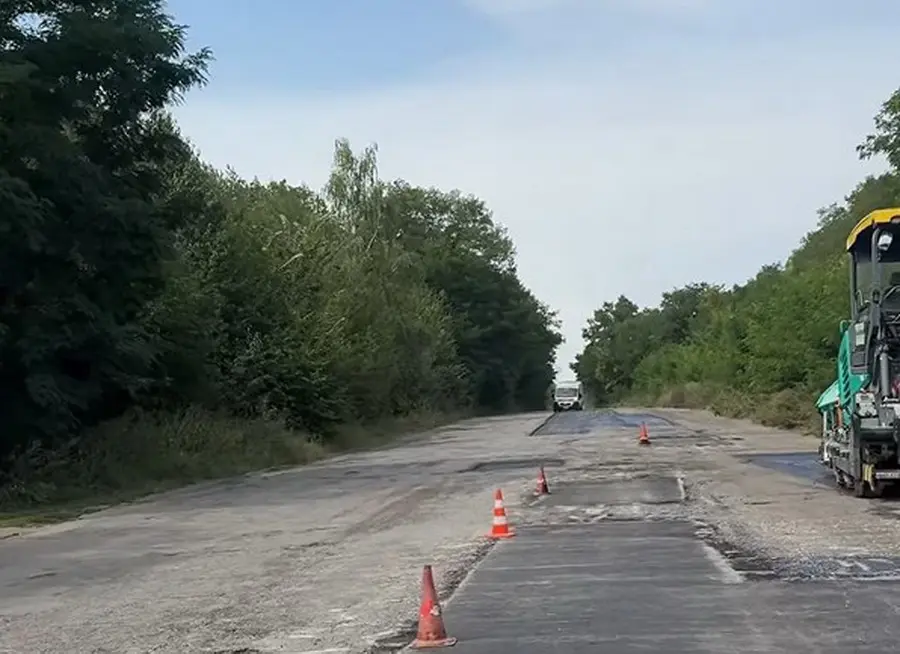 Ремонтують ділянку дороги в напрямку Бару на Вінниччині